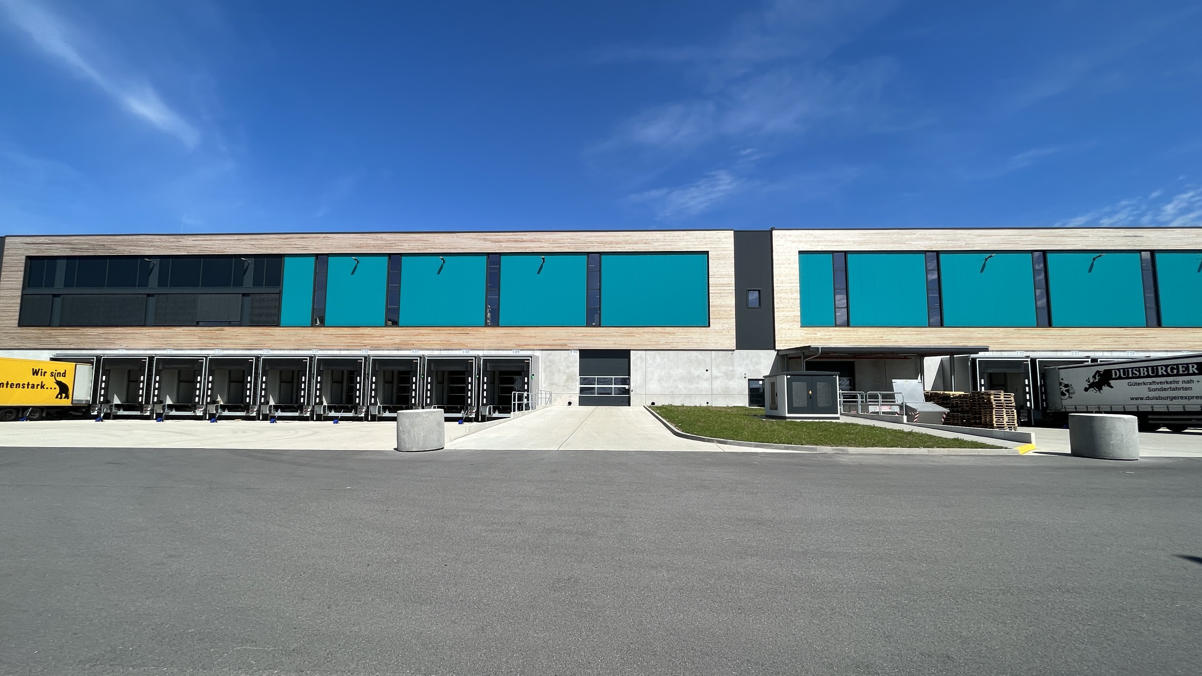 Die Fassade des neuen Logistikzentrums.