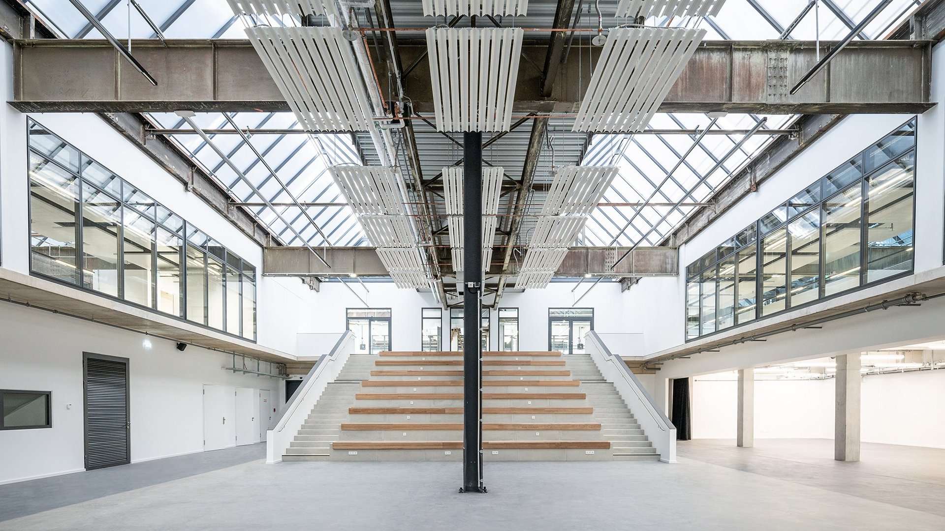 Große und breite Treppe in einer Industriehalle