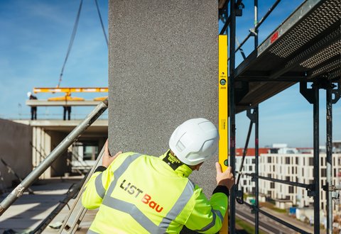 LIST Bau Stuttgart | Ein Mitarbeiter bei der Arbeit