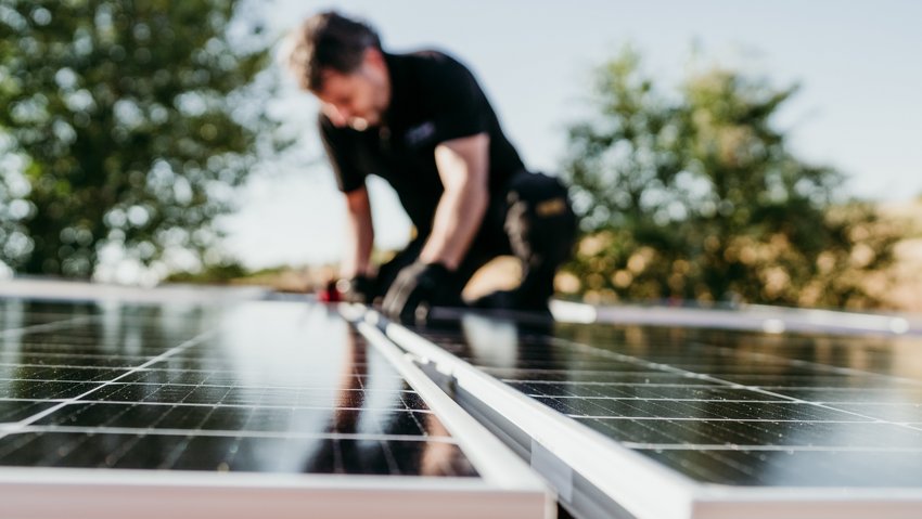 Mann montiert Solarpanels