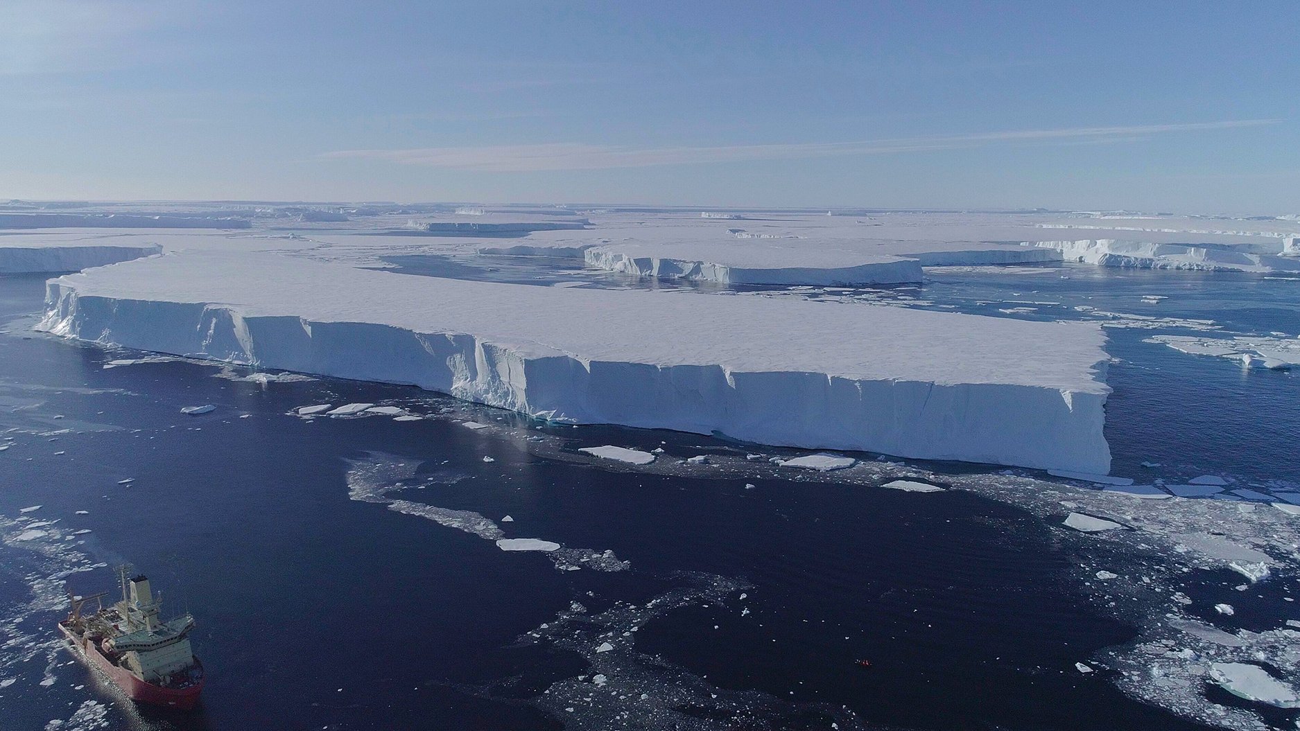 Mit dem Rückgang des Schelfeises verliert der Thwaites-Gletscher einen natürlichen Bremsklotz; immer schneller gleitet er ins Meer. Sein Schwin- den droht zu einem Kollaps des gesamten westantarktischen Eisschildes zu führen.