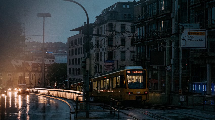 Foto aus der Innenstadt von Stuttgart von einer fahrenden Straßenbahn als Symbolbild für das Wärmeplanungsgesetz (WPG). 