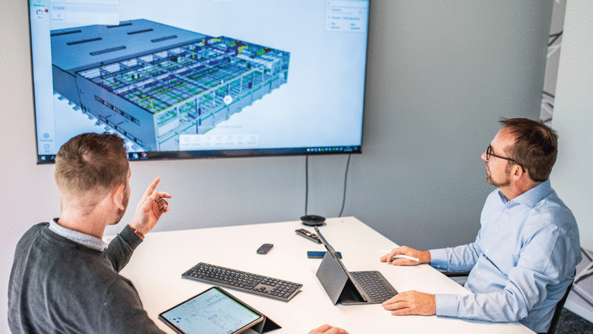 Zwei Kollegen von den LIST Ingenieuren sitzen vor einem Bildschirm und besprechen ein Gebäudemodell vom Projekt in Eschbach