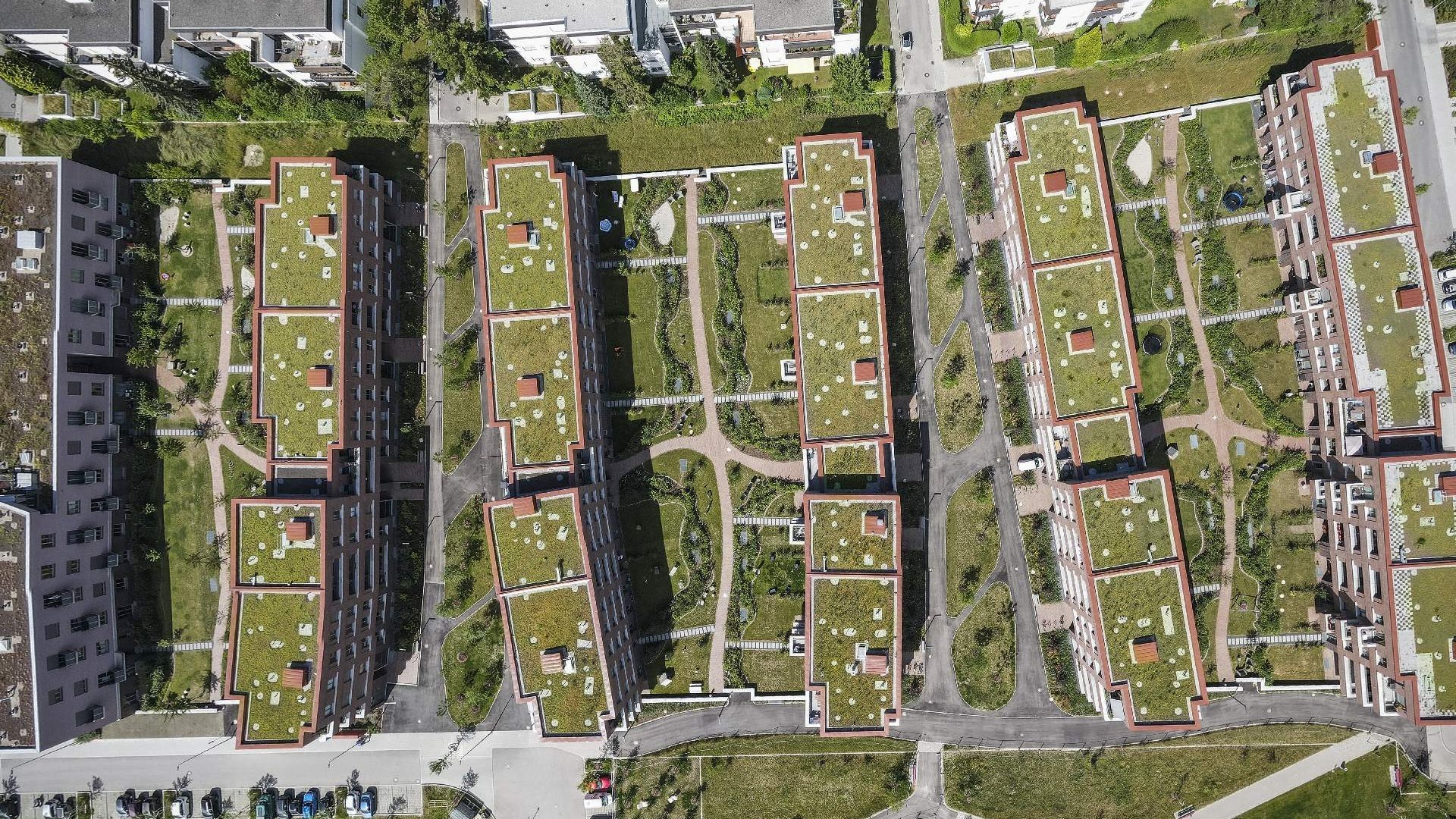 Luftaufnahme der Wohnsiedlung in der Nanette-Bald-Straße in München als Symbolbild für die Regulatorik und die neuen Gesetze zur Erreichung der Klimaneutralität.
