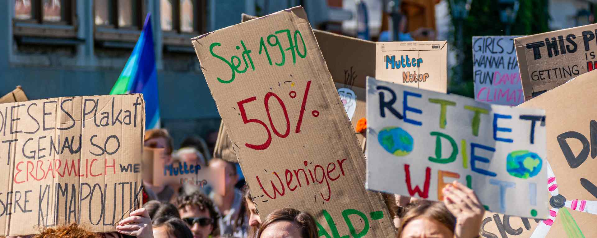 Plakate bei einer Demonstration für den Klimaschutz als Symbolbild für das Klimaschutzgesetz.